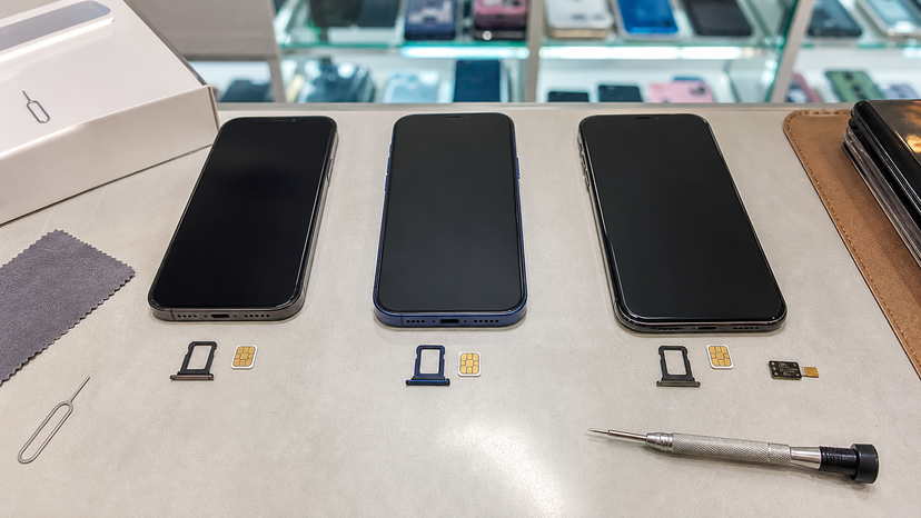 Diagram comparing factory unlocked iPhone, carrier locked iPhone, and chip unlocked iPhone SIM behavior