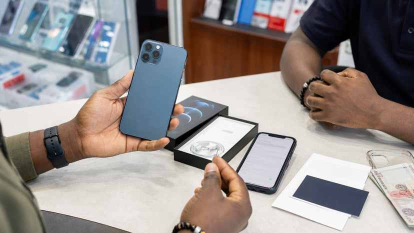 Smartphone buyer comparing battery, SIM and warranty checks before payment